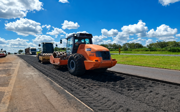 Revitalização de rodovias com asfalto-borracha garante durabilidade ao pavimento, no interior de SP