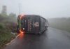 Ônibus da Viação Garcia tomba na PR-444, em Mandaguari, e deixa 3 passageiras feridas
