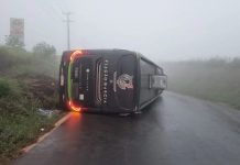 Ônibus da Viação Garcia tomba na PR-444, em Mandaguari, e deixa 3 passageiras feridas Ônibus da Viação Garcia tomba na PR-444, em Mandaguari, e deixa 3 passageiras feridas