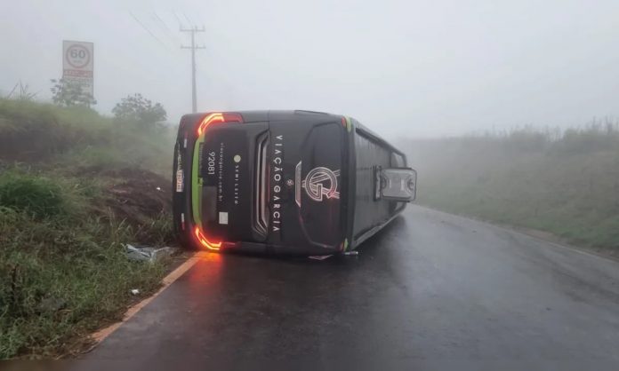 Ônibus da Viação Garcia tomba na PR-444, em Mandaguari, e deixa 3 passageiras feridas