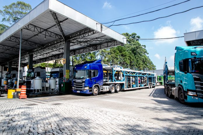 Cooperativa dos Cegonheiros amplia atuação e consolida modelo integrado de suporte a transportador de carros 0km