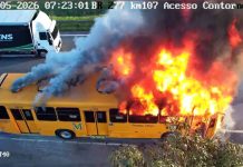 Ônibus pega fogo na BR-277/PR, entre Curitiba e Campo Largo, e via é interditada Ônibus pega fogo na BR-277/PR, entre Curitiba e Campo Largo, e via é interditada