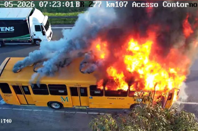Ônibus pega fogo na BR-277/PR, entre Curitiba e Campo Largo, e via é interditada