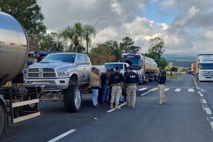 Condutor nunca habilitado é flagrado na BR-376/PR, pela 6ª vez, com picape RAM ilegalmente modificada