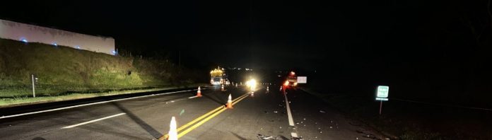 Motoqueiro avança preferencial na SP-294, bate em pneu de carreta e morre