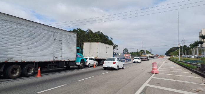 Acidente com caminhões e carro na Via Dutra deixa tráfego lento, em São José dos Campos