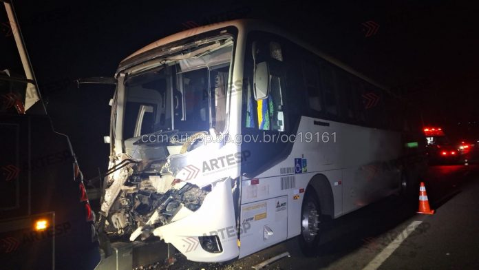 Ônibus com trabalhadores colide com carreta na SP-308 e deixa 10 feridos, em Piracicaba