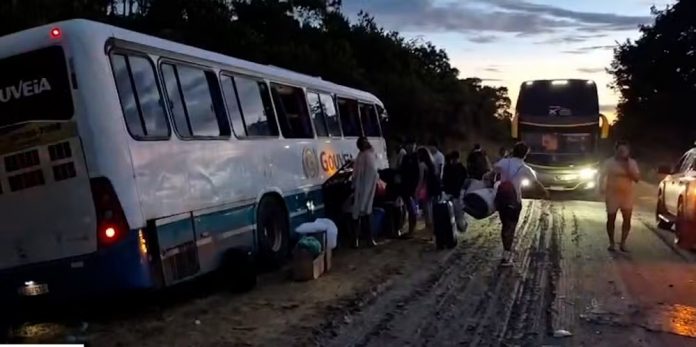 Colisão de caminhão-boiadeiro e ônibus na BR-010/PA deixa 1 homem morto e 3 atletas feridos