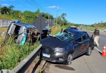 Ônibus com estudantes tomba na BR-101/SE e deixa feridos, em São Cristóvão Ônibus com estudantes tomba na BR-101/SE e deixa feridos, em São Cristóvão