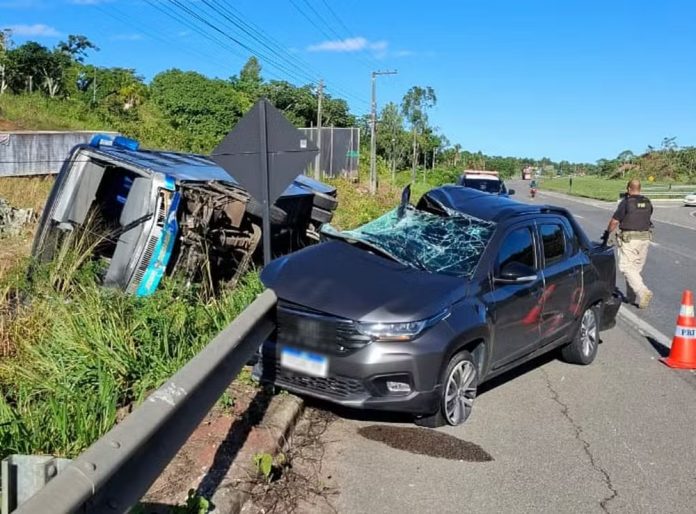 Ônibus com estudantes tomba na BR-101/SE e deixa feridos, em São Cristóvão