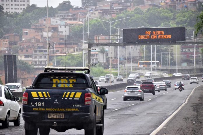 Motoqueiro morre em acidente com caminhão na BR-324/BA, em Simões Filho