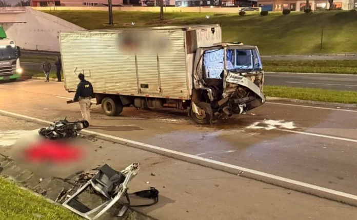 Motoqueiro na contramão morre ao colidir de frente com caminhão na BR-476/PR, em Araucária
