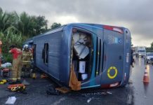 Ônibus tomba na BR-324/BA e deixa 1 morto e 4 feridos, em Simões Filho Ônibus tomba na BR-324/BA e deixa 1 morto e 4 feridos, em Simões Filho