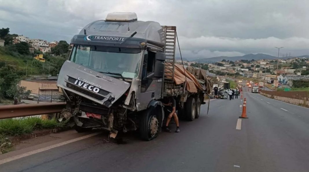 Caminhão que provocou engavetamento no Anel Rodoviário de BH tem 14 multas