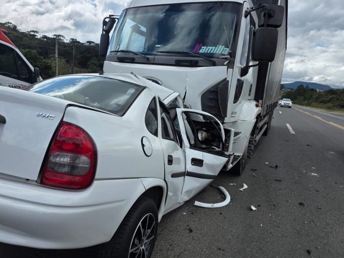 Homem morre em colisão com caminhão na BR-282/SC; carro invadiu pista contrária Homem morre em colisão com caminhão na BR-282/SC; carro invadiu pista contrária