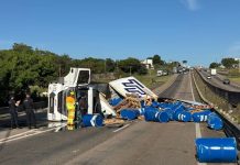 Tombamento de caminhão com silicone na SP-101 interdita a via, em Hortolândia Tombamento de caminhão com silicone na SP-101 interdita a via, em Hortolândia