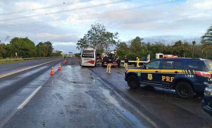 Motorista de camionete morre em acidente entre camionete e micro-ônibus na BR-386/RS