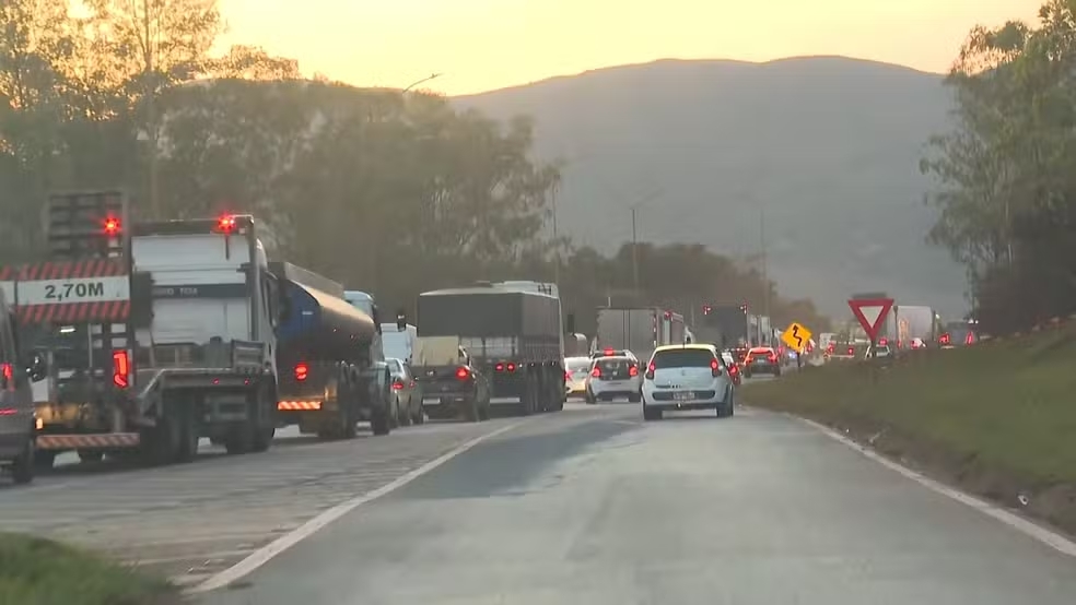 Acidente na BR-040/MG, entre carreta e ônibus, deixa feridos, em Nova Lima