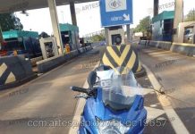 Motoqueiro tentar evadir de pedágio, bate em defensa e morre na SP-327, em Santa Cruz do Rio Pardo Motoqueiro tentar evadir de pedágio, bate em defensa e morre na SP-327, em Santa Cruz do Rio Pardo