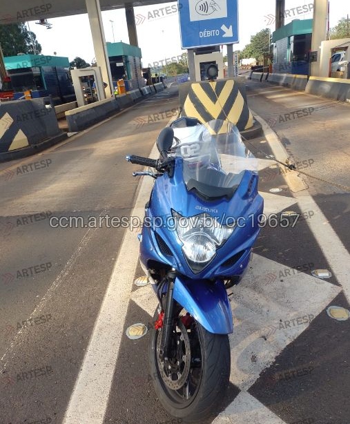 Motoqueiro tentar evadir de pedágio, bate em defensa e morre na SP-327, em Santa Cruz do Rio Pardo Motoqueiro tentar evadir de pedágio, bate em defensa e morre na SP-327, em Santa Cruz do Rio Pardo