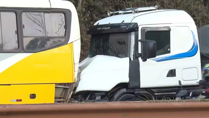 Acidente na BR-040/MG, entre carreta e ônibus, deixa feridos, em Nova Lima Acidente na BR-040/MG, entre carreta e ônibus, deixa feridos, em Nova Lima