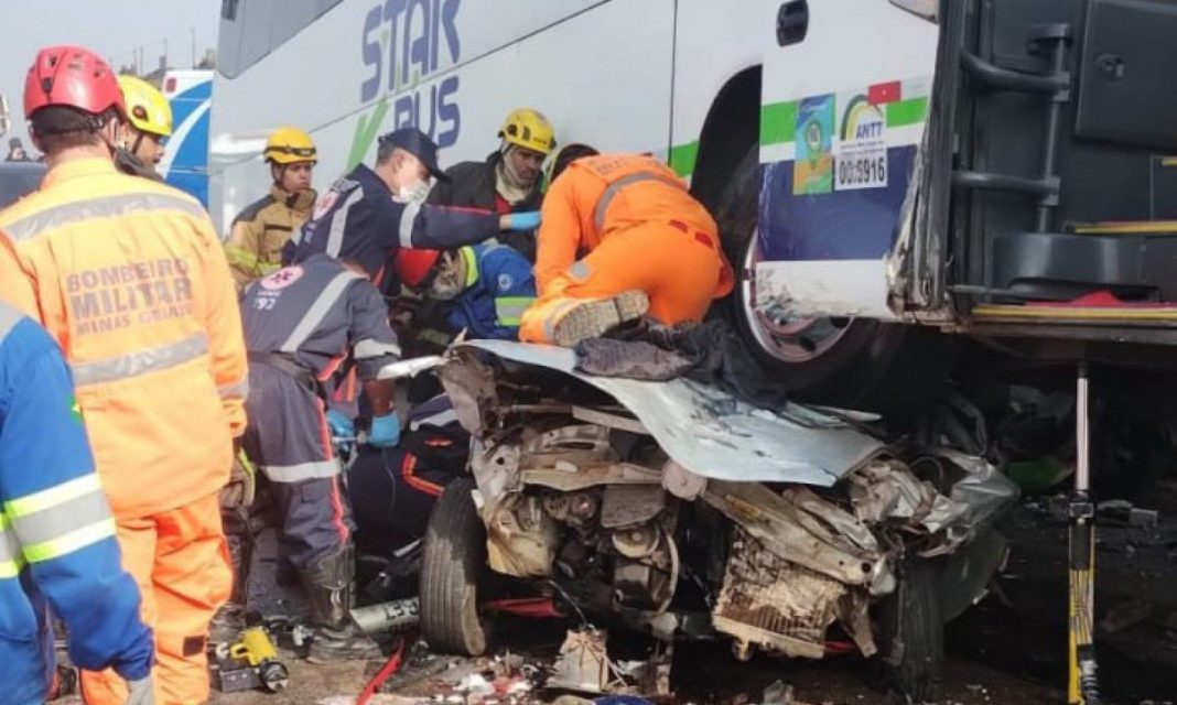 Engavetamento com 20 veículos na BR-262/MG deixa um morto e 5 feridos, em Betim Engavetamento com 20 veículos na BR-262/MG deixa um morto e 5 feridos, em Betim