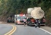 Carreta com combustível tomba na BR-381 e bloqueia totalmente a via, em Belo Oriente Carreta com combustível tomba na BR-381 e bloqueia totalmente a via, em Belo Oriente