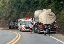 Carreta com combustível tomba na BR-381 e bloqueia totalmente a via, em Belo Oriente