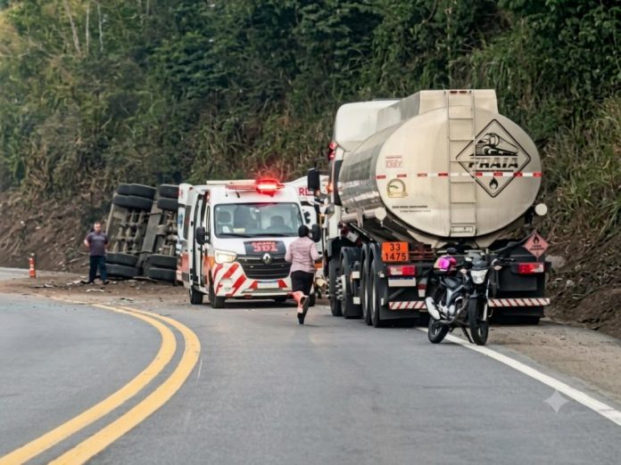 Carreta com combustível tomba na BR-381 e bloqueia totalmente a via, em Belo Oriente Carreta com combustível tomba na BR-381 e bloqueia totalmente a via, em Belo Oriente