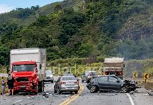 Acidente na BR-381/MG entre carro, caminhão e moto deixa 1 morto, em Nova Era Acidente na BR-381/MG entre carro, caminhão e moto deixa 1 morto, em Nova Era