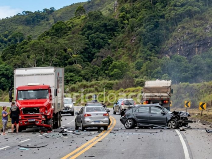 Acidente na BR-381/MG entre carro, caminhão e moto deixa 1 morto, em Nova Era
