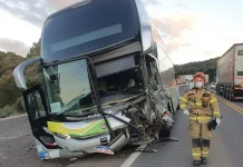 Acidente na BR-386/RS, entre camionete e ônibus, deixa três feridos, em Mormaço