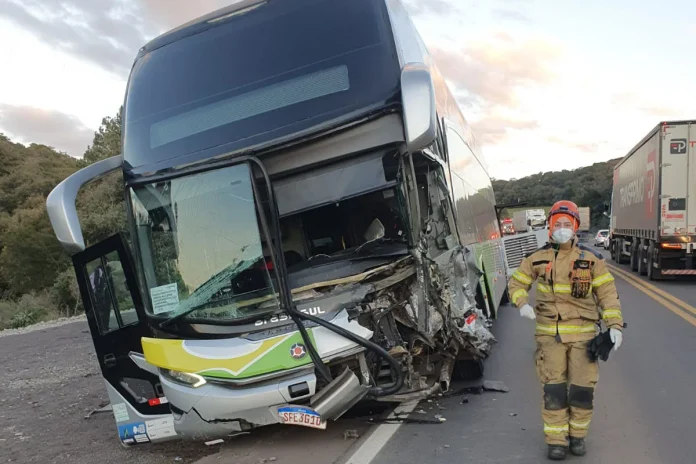 Acidente na BR-386/RS, entre camionete e ônibus, deixa três feridos, em Mormaço