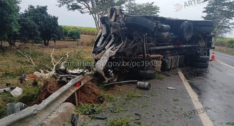 Acidente entre caminhão e utilitário mata 2 e fere 2, na SP-323, em Monte Alto