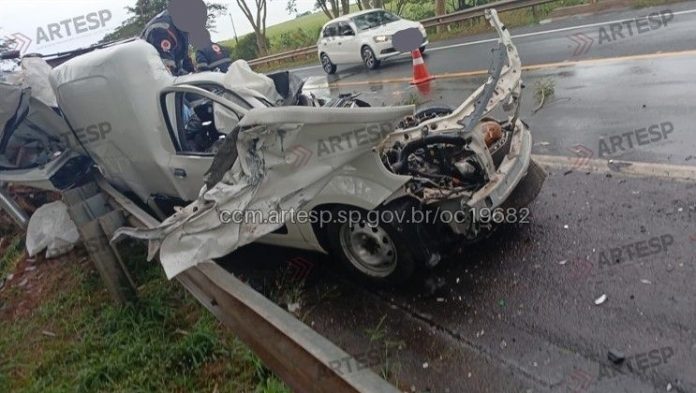 Acidente entre caminhão e utilitário mata 2 e fere 2, na SP-323, em Monte Alto Acidente entre caminhão e utilitário mata 2 e fere 2, na SP-323, em Monte Alto