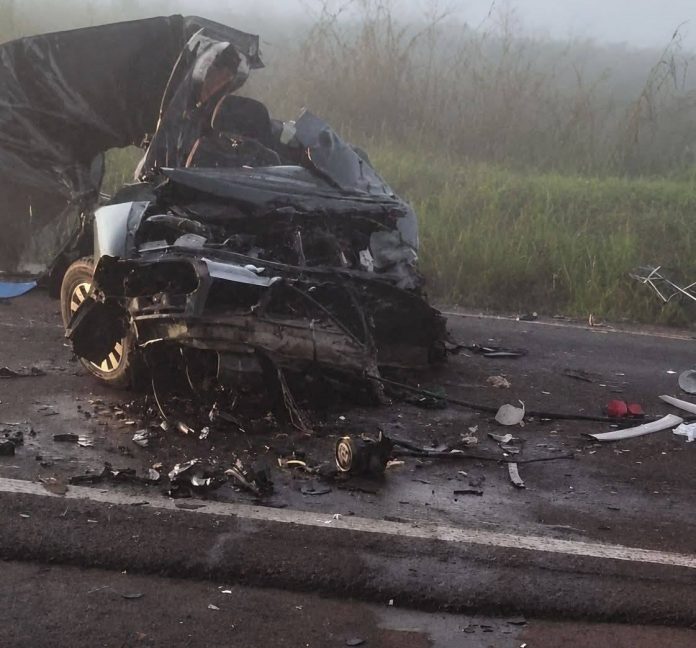 Colisão entre carro e van na PR-323 deixa três mortos, em Umuarama