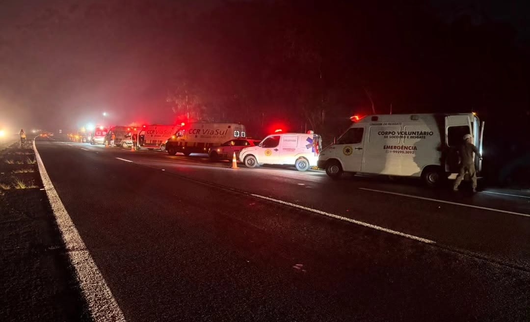 Acidente com ônibus na Freeway (BR-290) deixa 1 morto e 11 feridos, no RS