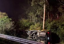 Acidente com ônibus na Freeway (BR-290) deixa 1 morto e 11 feridos, no RS Acidente com ônibus na Freeway (BR-290) deixa 1 morto e 11 feridos, no RS