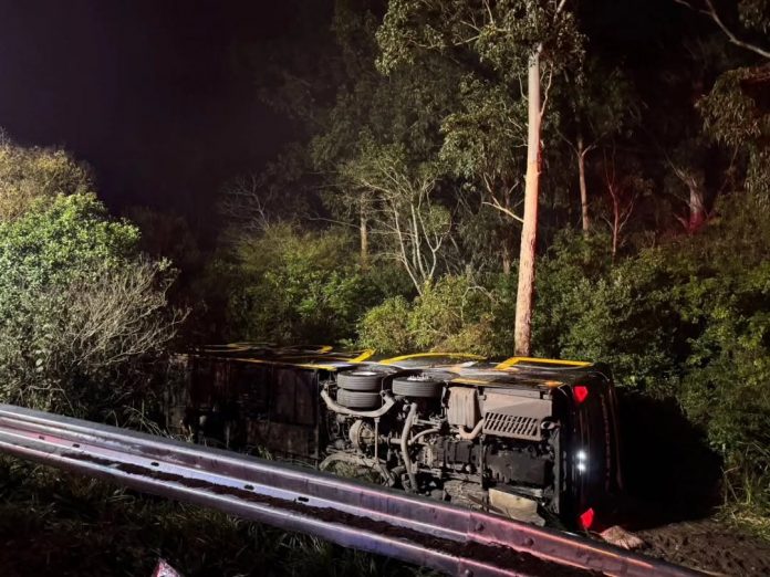 Acidente com ônibus na Freeway (BR-290) deixa 1 morto e 11 feridos, no RS Acidente com ônibus na Freeway (BR-290) deixa 1 morto e 11 feridos, no RS