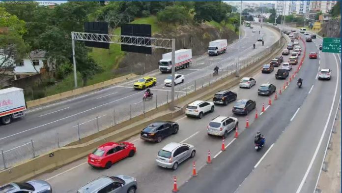 Usuários da Linha Amarela, no RJ, devem ficar atentos a novo acesso à faixa reversível Usuários da Linha Amarela, no RJ, devem ficar atentos a novo acesso à faixa reversível
