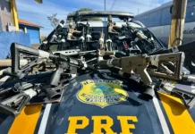 Caminhoneiro é preso na BR-277/PR com um arsenal de fuzis, pistolas e munições