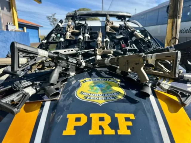 Caminhoneiro é preso na BR-277/PR com um arsenal de fuzis, pistolas e munições Caminhoneiro é preso na BR-277/PR com um arsenal de fuzis, pistolas e munições