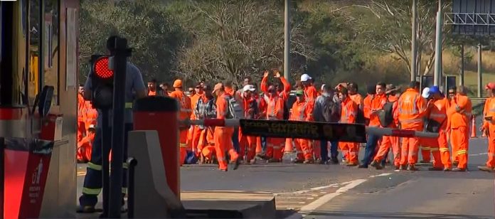 Construtora Triunfo não paga salários, e funcionários fecham pedágio em Onda Verde, BR-153/SP Construtora Triunfo não paga salários, e funcionários fecham pedágio em Onda Verde, BR-153/SP