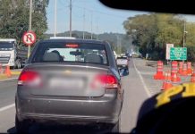 VÍDEO: Pai, mãe e três filhos são flagrados na BR-101/SC sem cintos de segurança