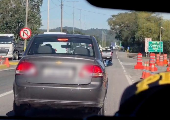 VÍDEO: Pai, mãe e três filhos são flagrados na BR-101/SC sem cintos de segurança VÍDEO: Pai, mãe e três filhos são flagrados na BR-101/SC sem cintos de segurança