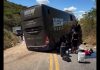 Ônibus do cantor Kelvy Pablo perde freio e choca contra barranco na CE-459, em Crateús Ônibus do cantor Kelvy Pablo perde freio e choca contra barranco na CE-459, em Crateús