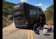 Ônibus do cantor Kelvy Pablo perde freio e choca contra barranco na CE-459, em Crateús