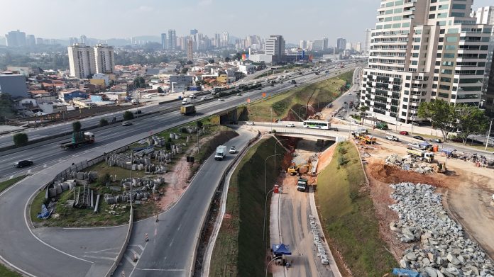 Alteração de tráfego na Castello Branco, em Barueri (SP), continua até esta terça (30)