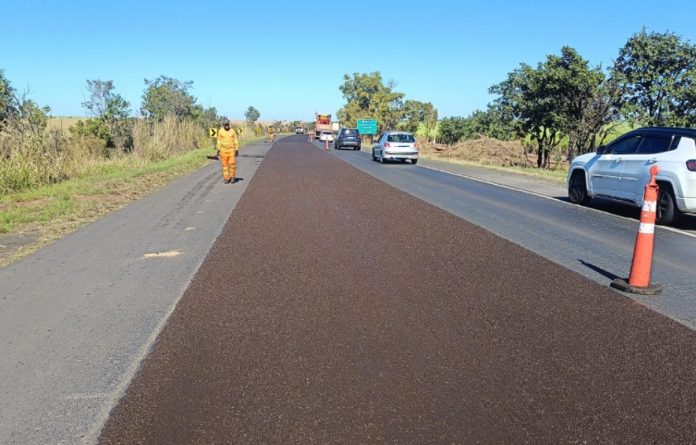 BR-153 recebe obras de melhorias no pavimento, em trechos de Minas e de Goiás