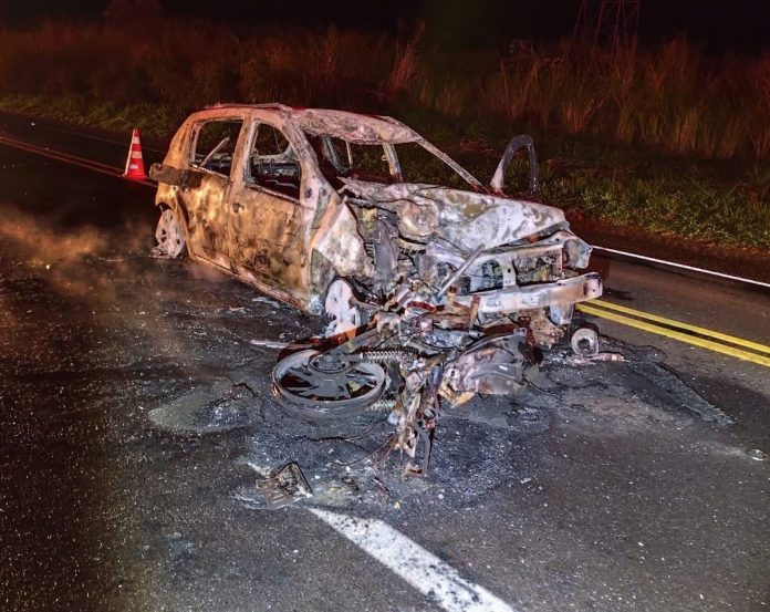 Motoqueiro morre carbonizado após colisão com carro na SP-294, em Irapuru Motoqueiro morre carbonizado após colisão com carro na SP-294, em Irapuru